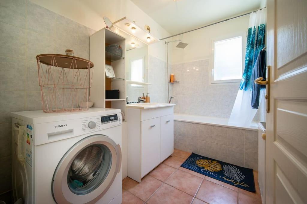 Appartement Tout Equipe Terrasse Et Parking Prive Marseilles Exterior foto
